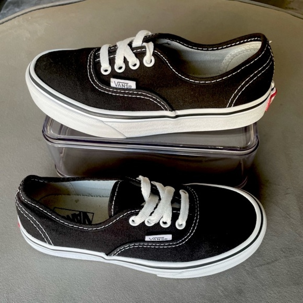Vans Authentic unisex sneakers in basic black/ true white. Size 1.5